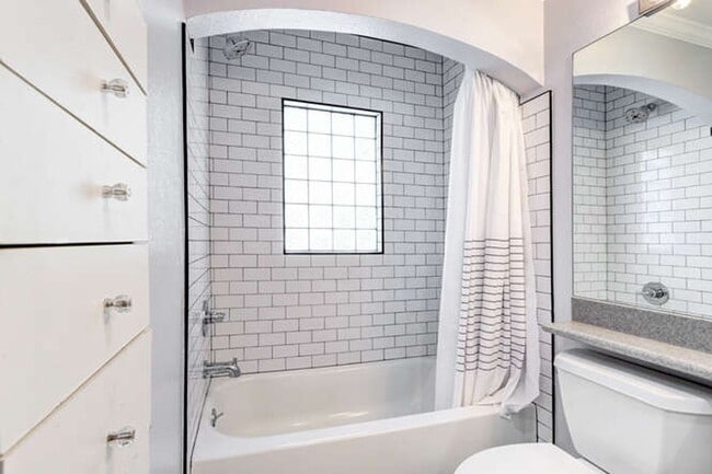 Building Photo - Beautiful 4 Bedroom 2 Bath Single Family H...
