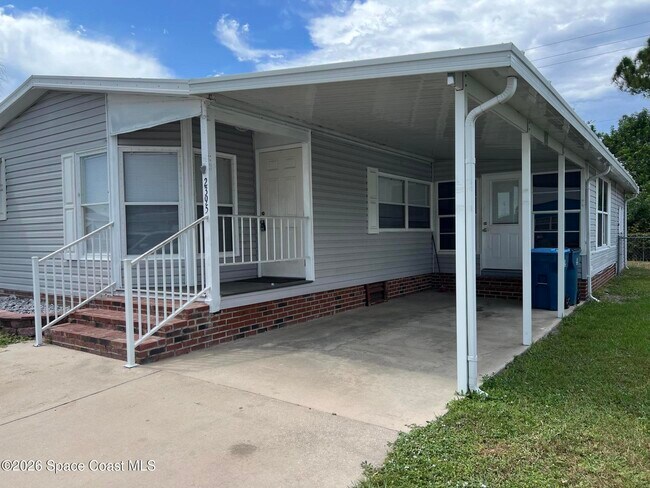 Building Photo - 2395 Coconut Palm Dr