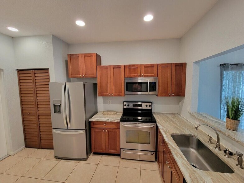 Building Photo - 197 NW Eller St