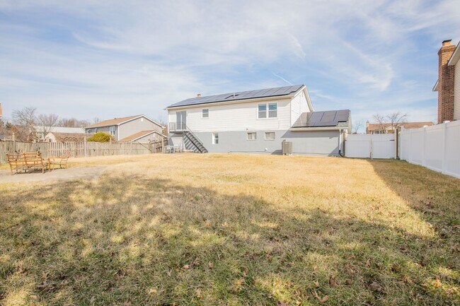Building Photo - Beautiful 5 BR/3 BA Single-Family Home wit...