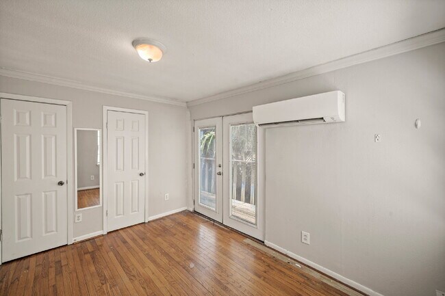 Building Photo - Cozy 1-Bedroom in the Heart of Montrose!