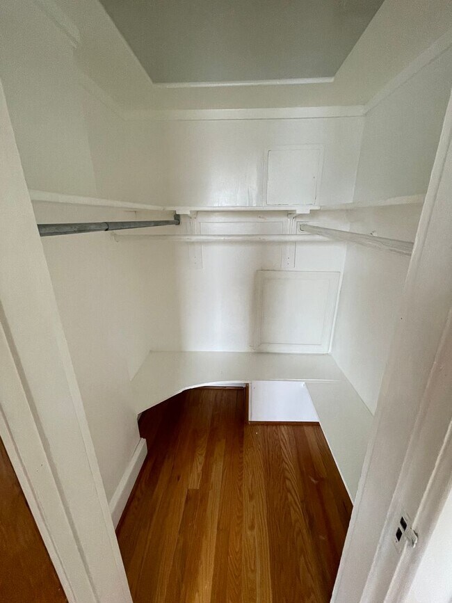 Building Photo - Charming 1928 Row Home for Rent with Modern Amenities — 3 Bedroom 2 Full Bath w/ 2 Half Baths, 2 ...