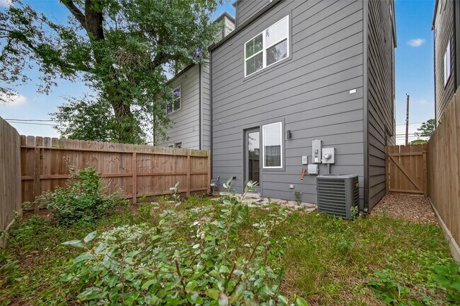 Building Photo - 1406 Mansfield St