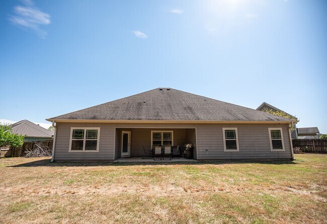 Building Photo - Beautiful home available from May 5!