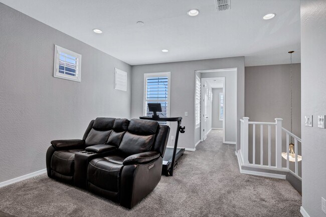 Building Photo - Spacious 5 Bedroom Home for Rent in East Mesa