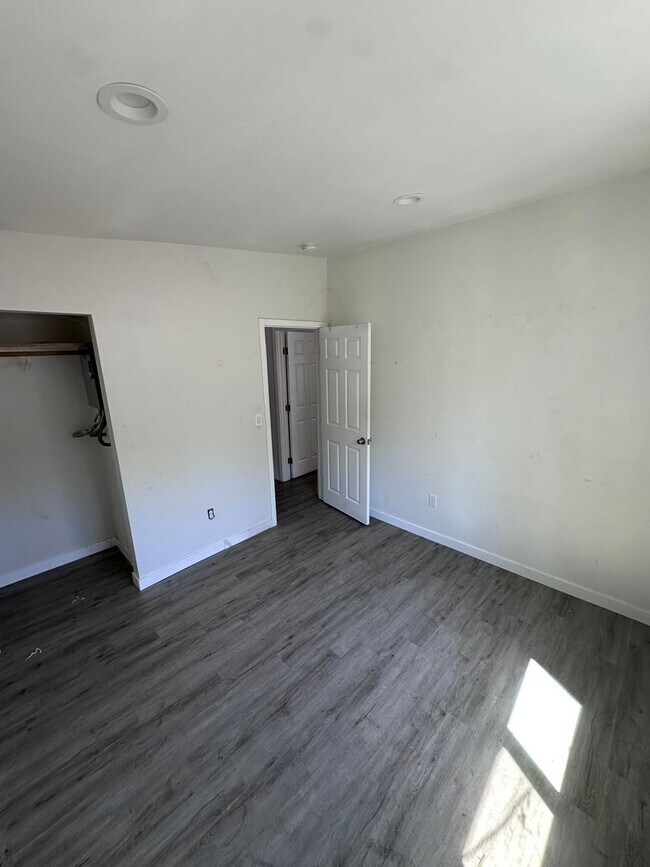 Building Photo - Newly renovated 2 bedroom house close to M...