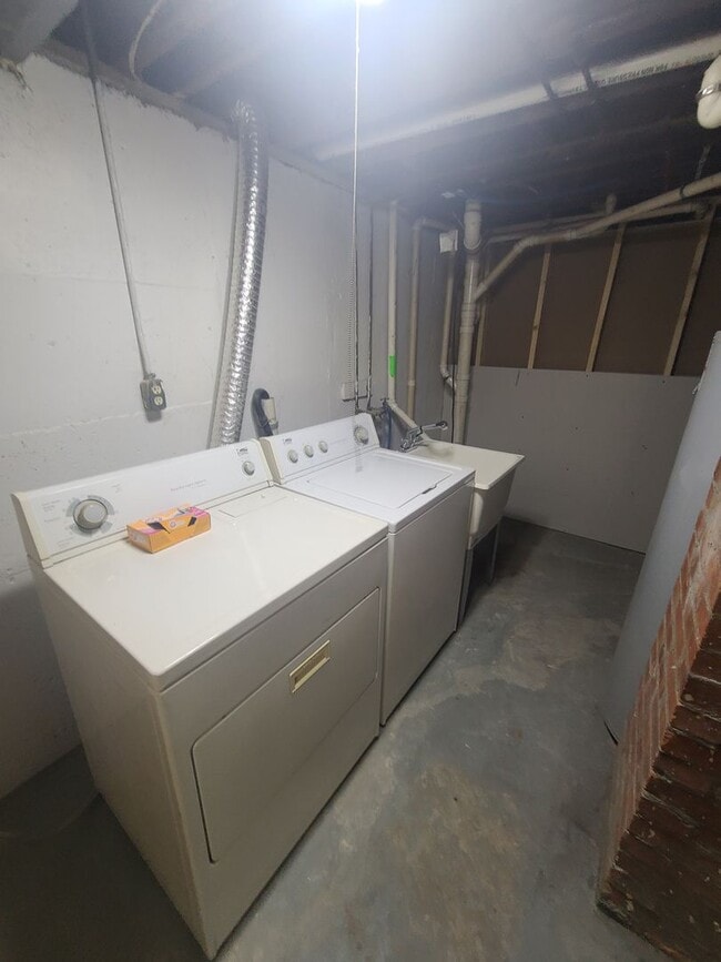 Building Photo - Extra clean and spacious home with a finis...