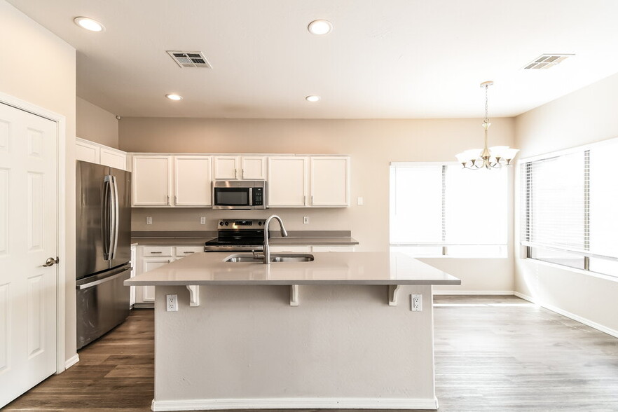 Building Photo - 1060 S Amandes