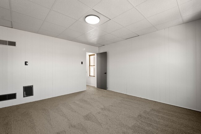 Building Photo - Bright 2 Bedroom home in McKees Rocks Avai...