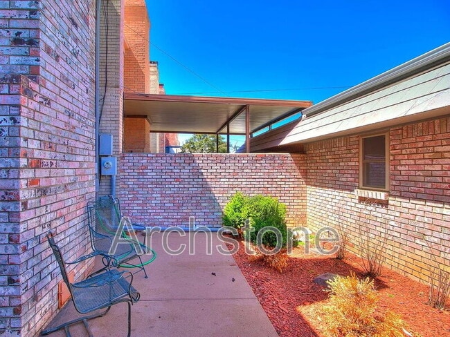 Building Photo - 3063 W Wilshire Blvd