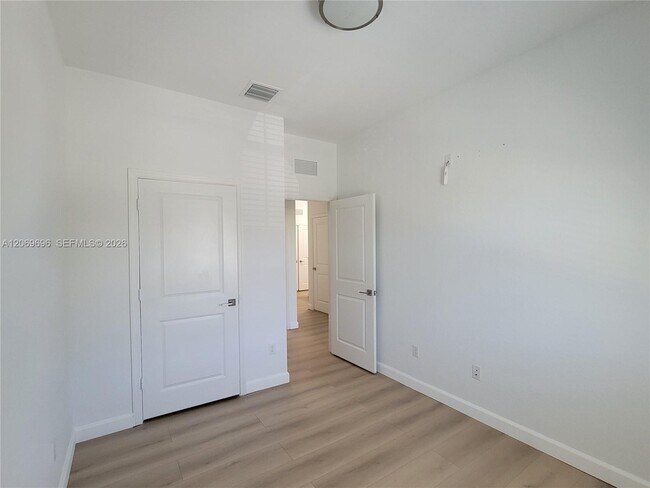 Building Photo - 1107 NW 40th Ter
