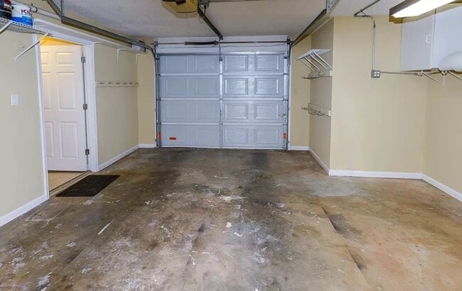Building Photo - 2 Bed/ 2.5 Bath Townhouse