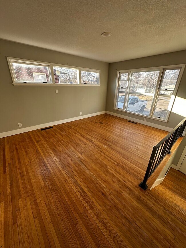 Building Photo - Recently Remodeled 3 Bed 2 Bath with Additional Finished Room