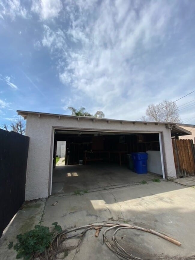 Building Photo - Charming Oleander Home