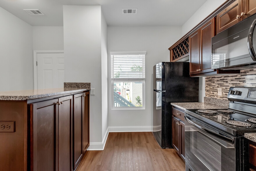 Building Photo - Hickory Grove Apartments