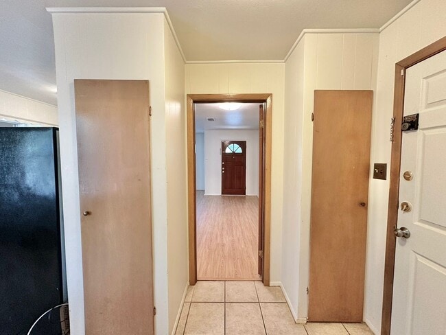 Building Photo - Discover this 3/2 home located in Mid-town...
