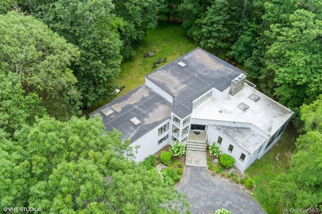 Building Photo - 4 Hemlock Hollow Rd