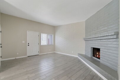 Building Photo - 2 bedroom, 1 bathroom single-story duplex