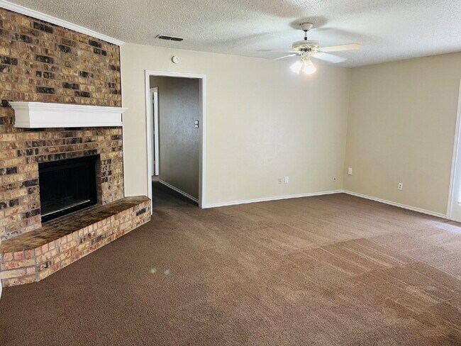 Building Photo - 2 Bedroom Duplex