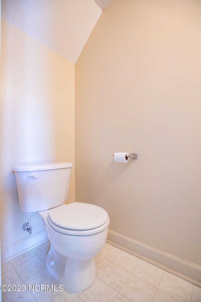Building Photo - 305 Ashwood Dr
