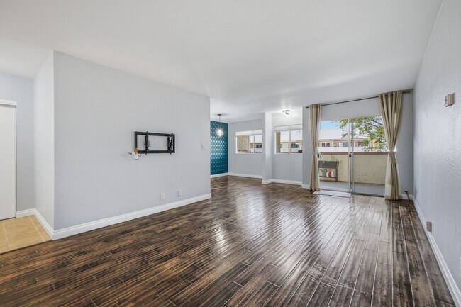 Building Photo - Bright & Spacious Top-Floor Condo in the Heart of Pasadena