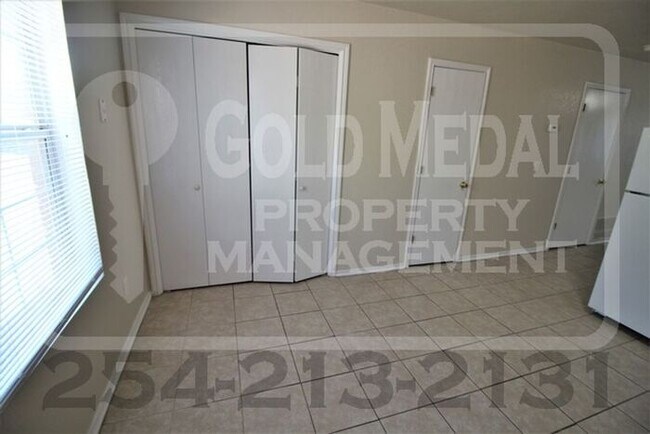 Building Photo - Charming & conveniently located 2-bed 1.5-...