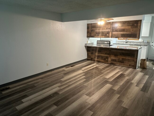 Living - 801 w wilder ave