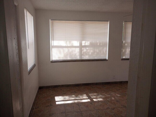 Building Photo - Spacious 3 bedroom 2 bath home with garage