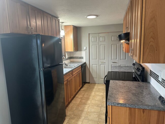 Building Photo - Freshly updated 2 bedroom 1 bathroom duple...