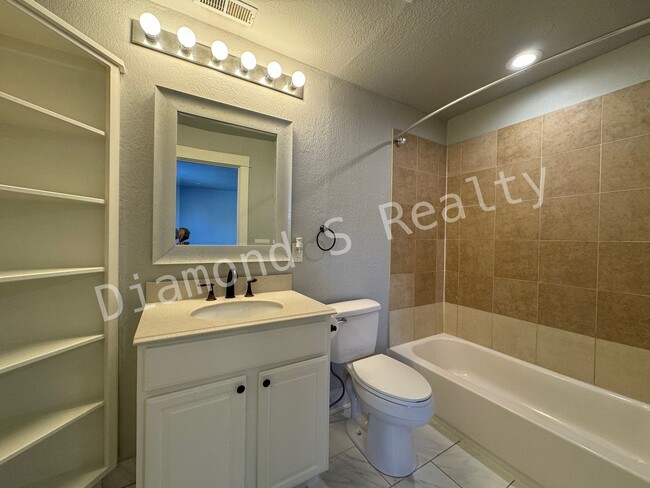 Building Photo - Charming 2 Bedroom/2 Bathroom House Coming Soon!