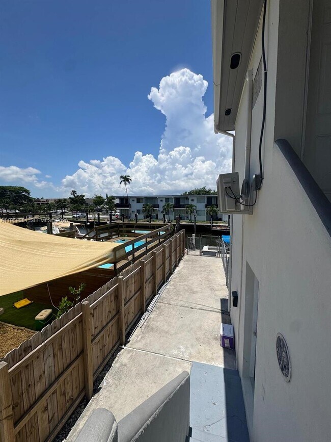 Building Photo - 2210 NW N River Dr