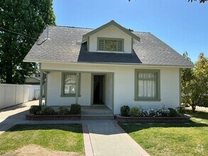 Building Photo - Beautiful 4 Bedroom 2 Bath Home in Old Tow...