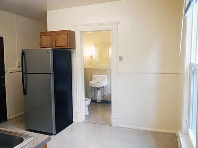 Building Photo - Second Floor Apartment Available 8/1/26