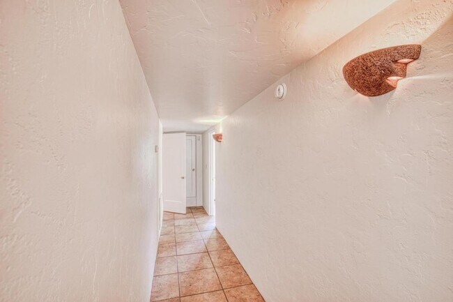 Building Photo - 1304 E Linden St