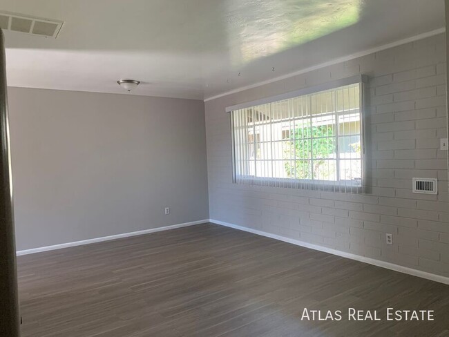 Building Photo - 2 WEEKS FREE! 2 Bedroom in Coronado Histor...