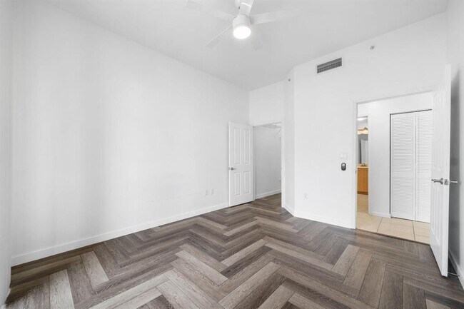 Building Photo - 511 SE 5 Ave