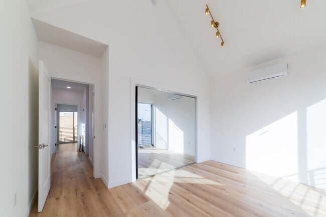 Building Photo - 4369 Rosewood Ave