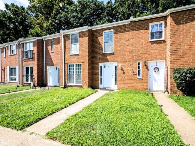Building Photo - 10 Oak Dr