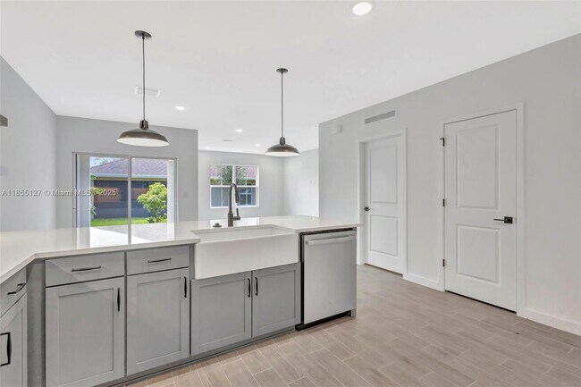 Building Photo - 301 Silver Sands Ln