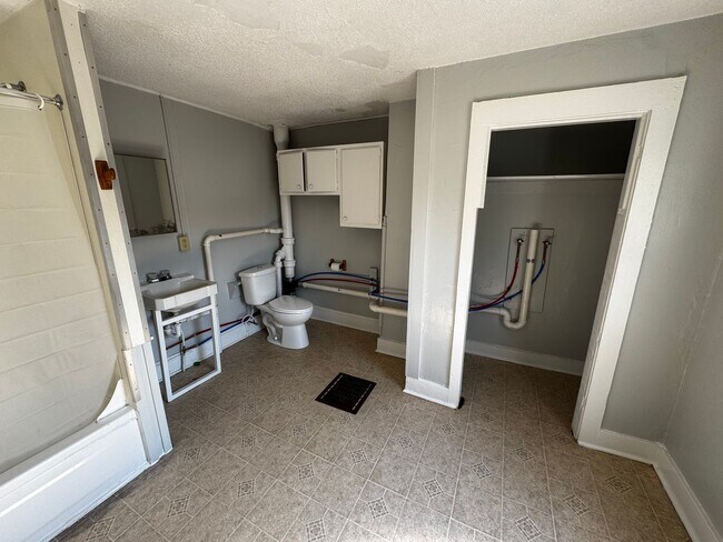 Building Photo - 2 bedroom house with garage!