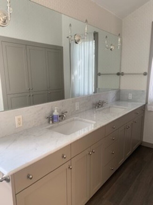 Building Photo - Beautiful 4 Bedroom 2.5 Bath home in Sun Valley