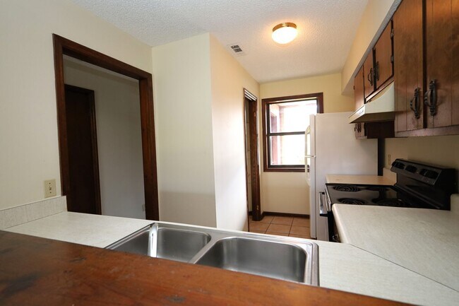 Building Photo - 2720 Tyndall Dr