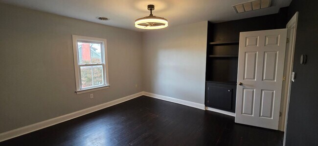 Building Photo - Charming Second-Floor Apartment Apatrtment...