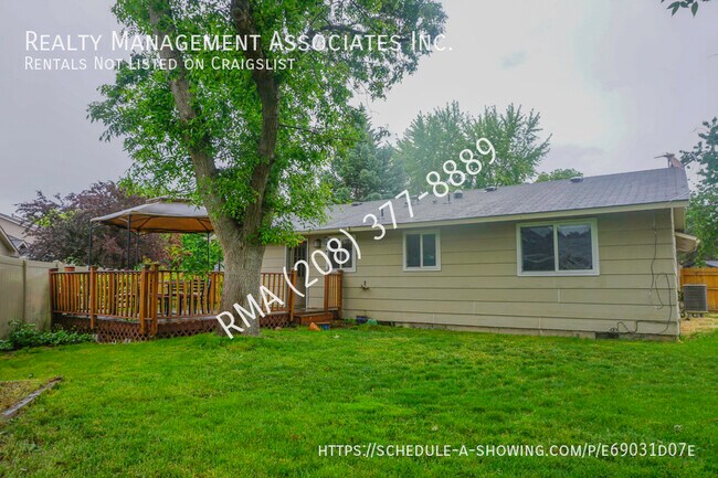 Building Photo - 1045 E Victory Rd