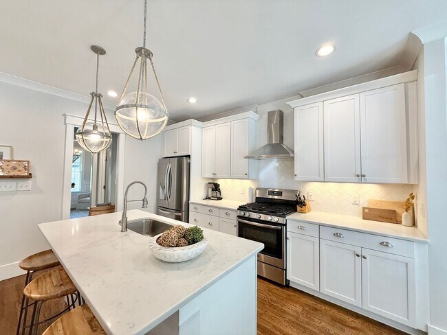 Building Photo - Stunning 3BD, 2.5BA Downtown Raleigh Home with Modern Updates, Large Fenced In Backyard, Fire Pit...
