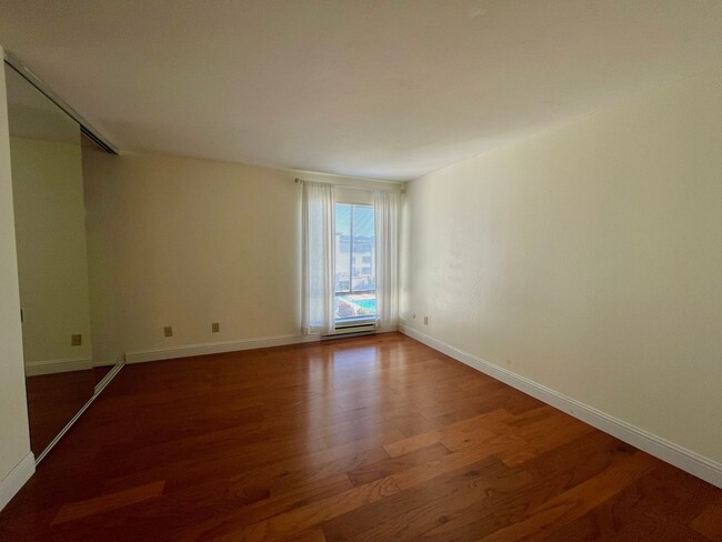 Building Photo - One bedroom Condo w/ Partial Water View Av...