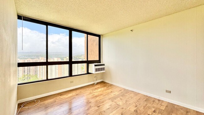 Building Photo - HIGHLY DESIRABLE 2 BED/2 BATH SPECTACULAR ...