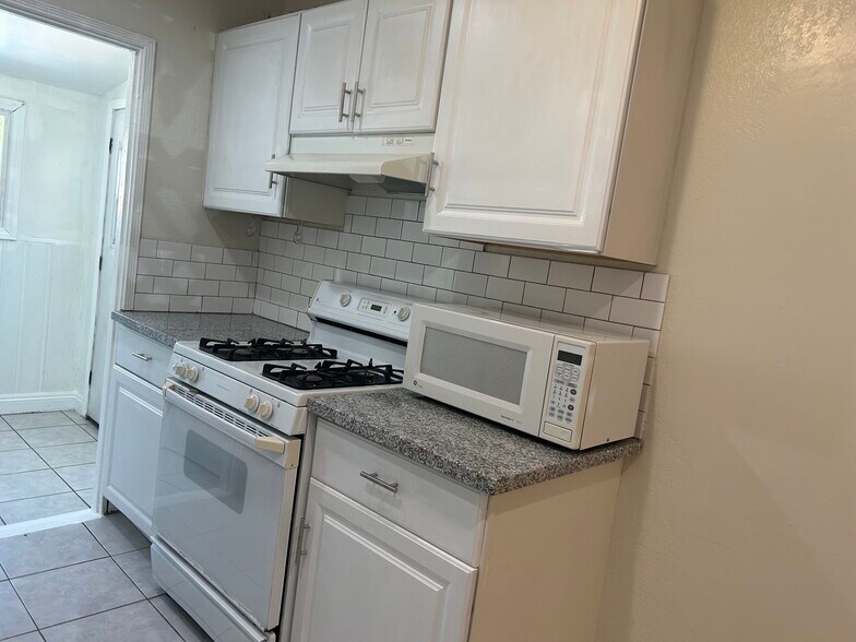 Building Photo - 245 W Elm Ave