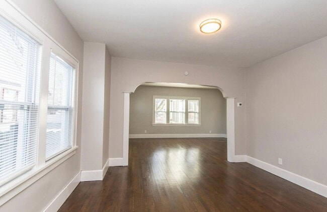 Building Photo - Spacious 3 Bedroom Single Family fenced in Yard, Racine!
