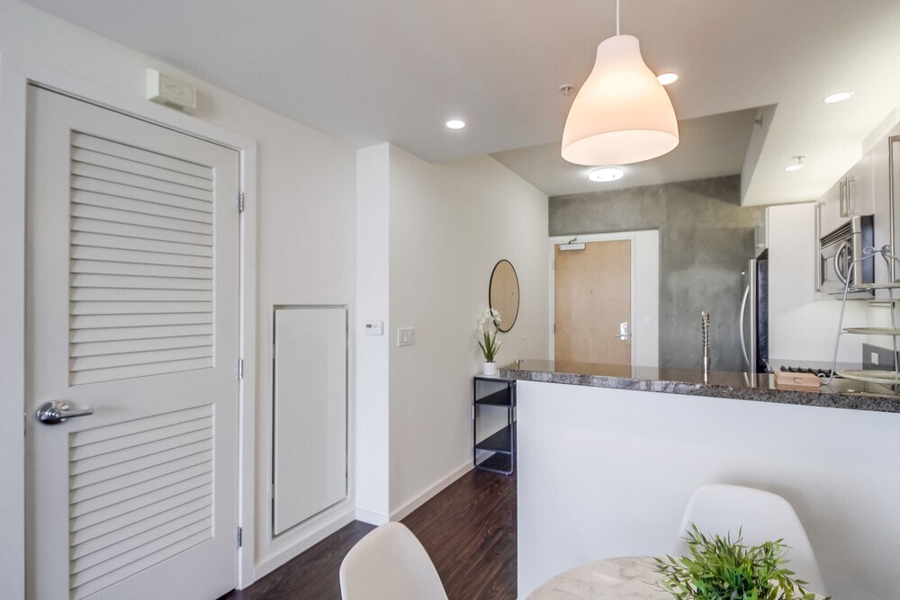 Building Photo - 321 10th Ave